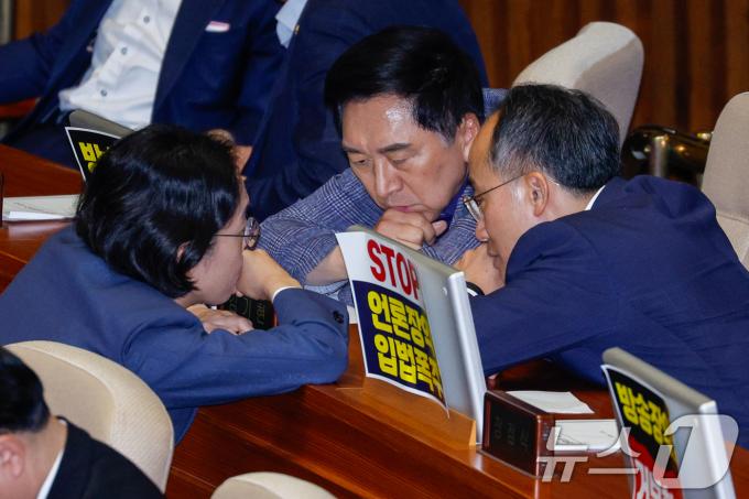 [사진] 조지연·김기현과 머리맞댄 추경호