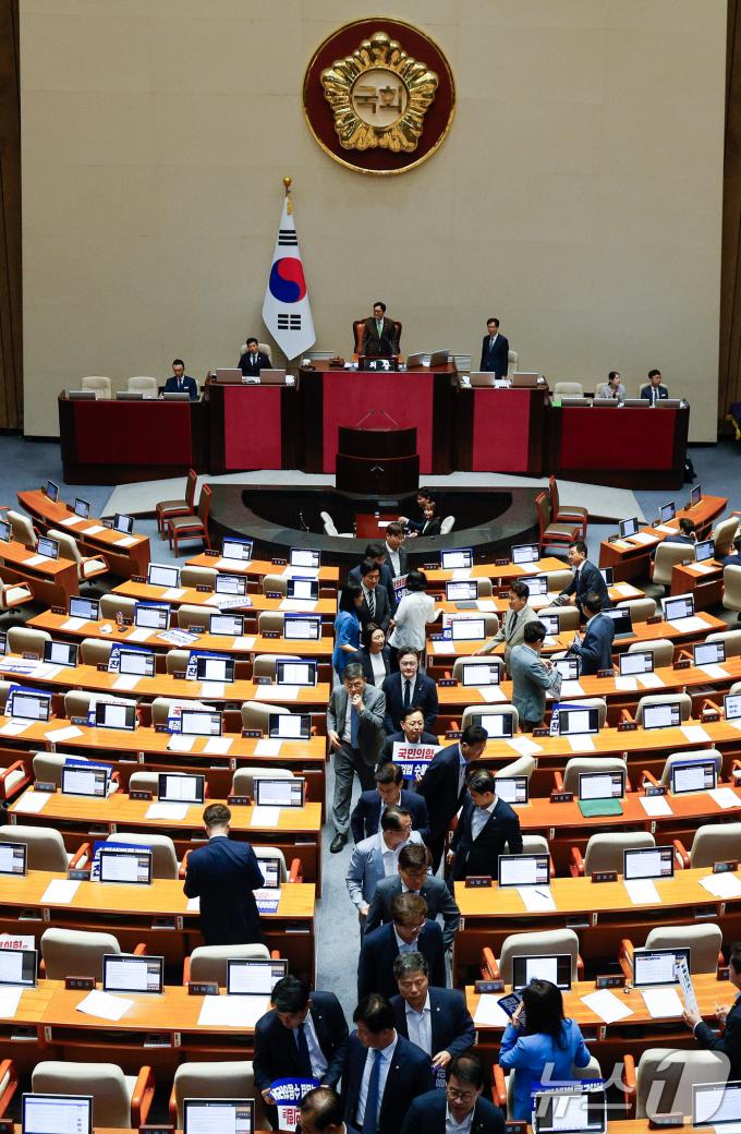 [사진] 채해병 특검법 부결, 퇴장하는 민주