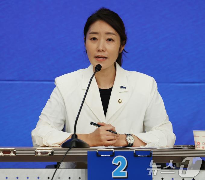 [사진] 토론회 발언하는 강선우 후보
