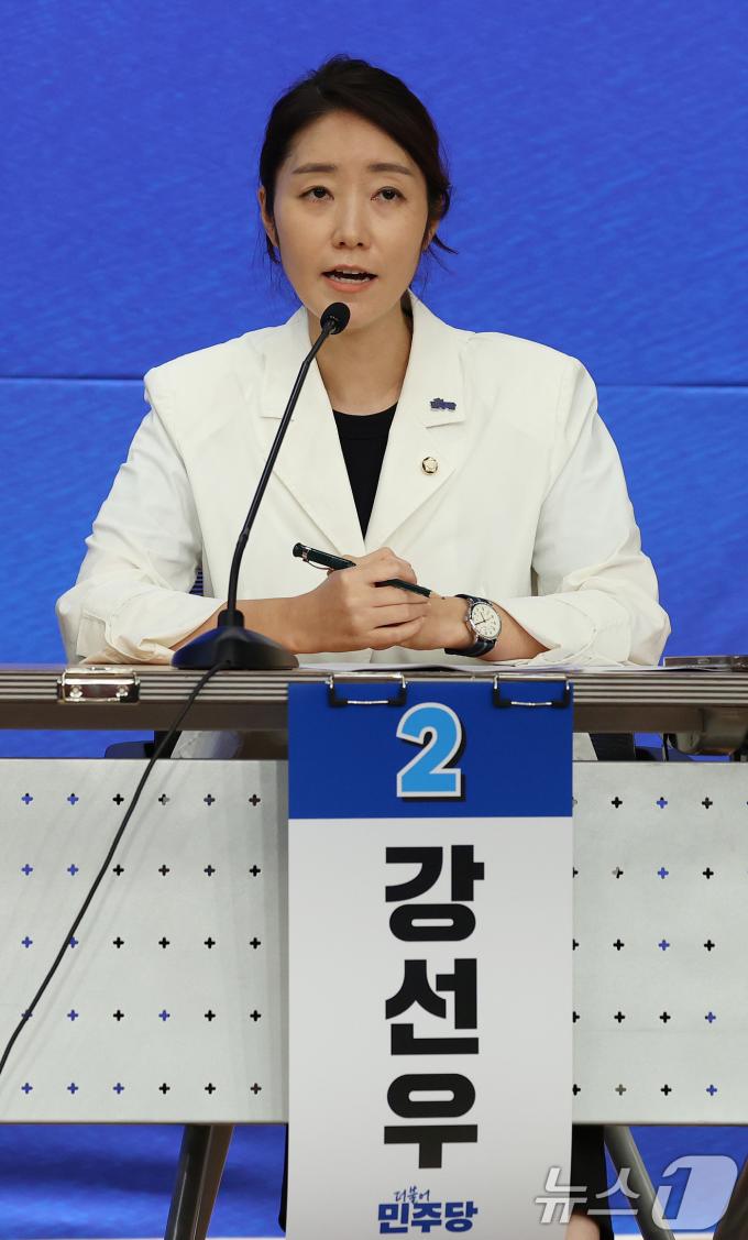 [사진] 토론하는 강선우 민주당 최고위원 후보