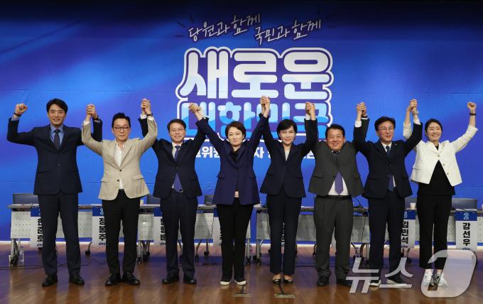 [사진] 손 맞잡아 든 더불어민주당 최고위원 후보들