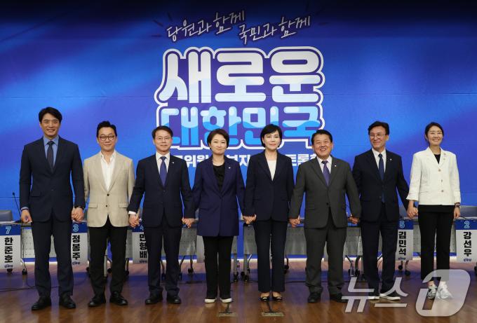 [사진] 손잡은 더불어민주당 최고위원 후보들