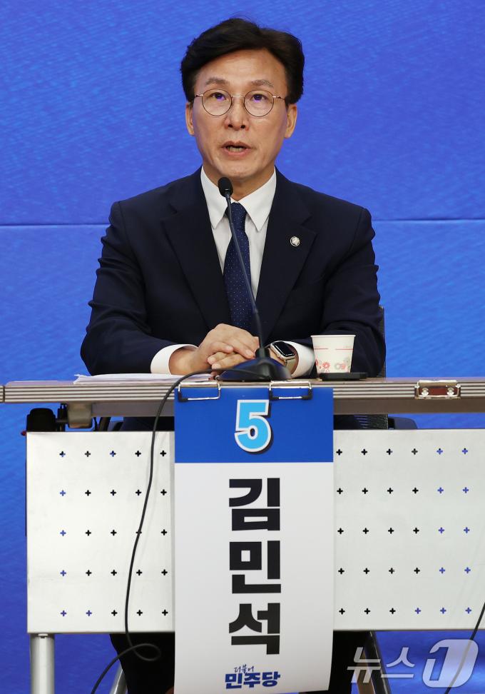 [사진] 토론하는 김민석 민주당 최고위원 후보
