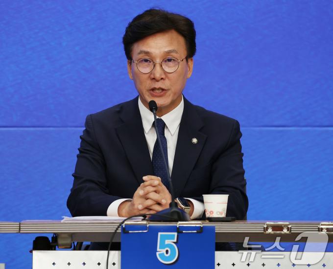 [사진] 토론회 발언하는 김민석 후보