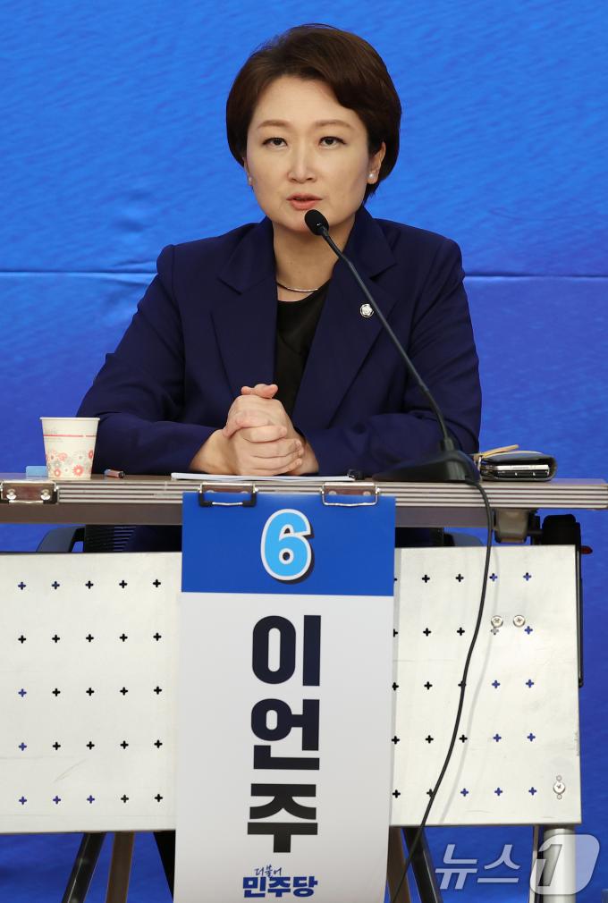 [사진] 발언하는 이언주 민주당 최고위원 후보