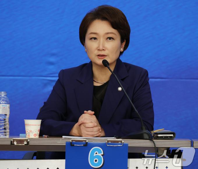 [사진] 방송토론 발언하는 이언주 최고위원 후보