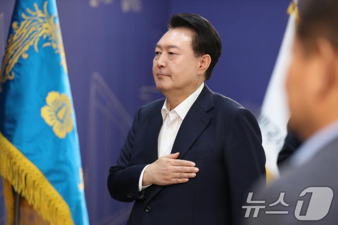[사진] 국기에 대한 경례하는 윤석열 대통령
