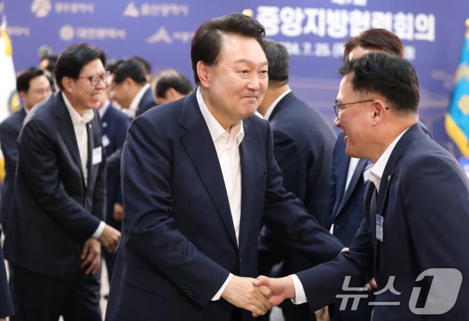 [사진] 악수하는 윤석열 대통령