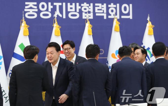 [사진] 김진태 강원지사와 악수하는 윤석열 대통령