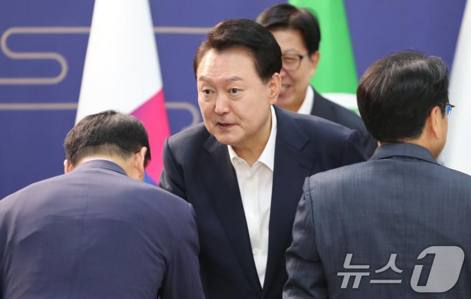 [사진] 참석자들과 인사하는 윤석열 대통령