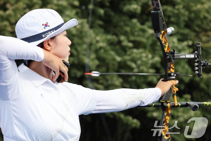 2024 파리올림픽 대한민국 양궁대표팀 임시현이 25일(한국시간) 프랑스 파리 레쟁발리드에서 열린 여자 개인 랭킹 라운드에서 활시위를 당기고 있다. 2024.7.25/뉴스1 ⓒ News1 이동해 기자