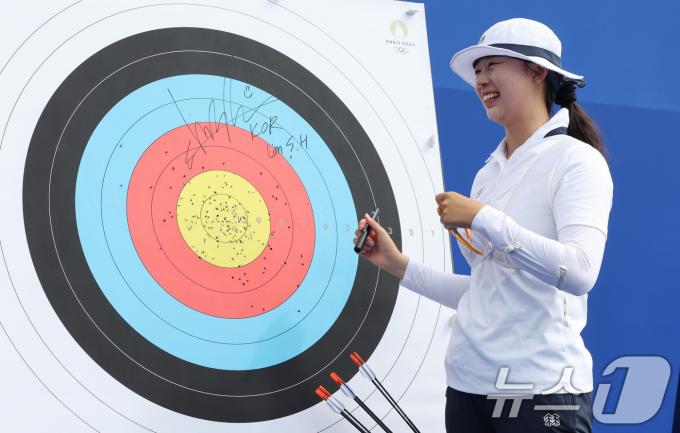 [사진] 세계신기록 사인하는 임시현