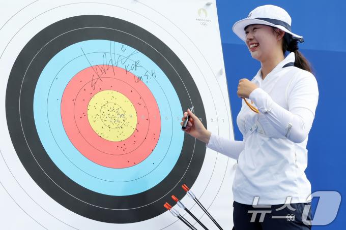 [사진] 임시현, 세계신기록에 사인