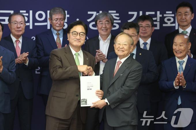 [사진] 경총 찾아 입법 제안서 전달받는 우원식 의장