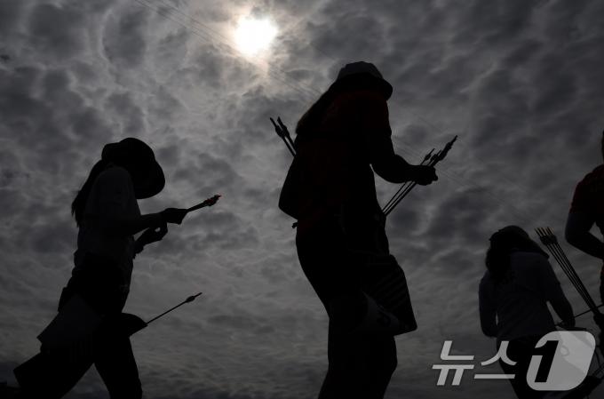 [사진] 파리는 지금 신궁들의 축제