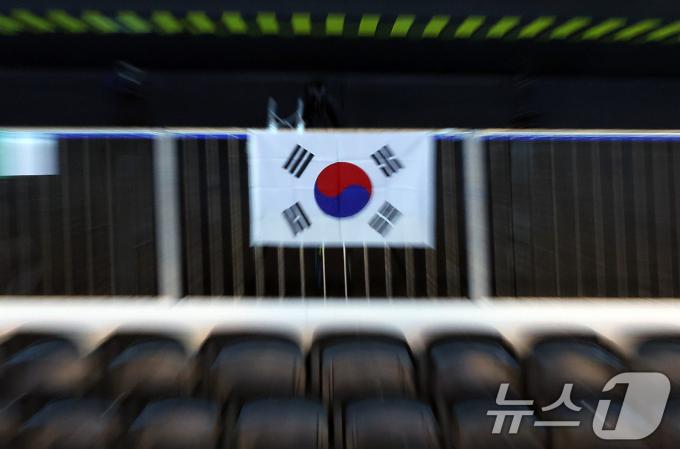 [사진] 태극기 걸려 있는 라 데팡스 아레나