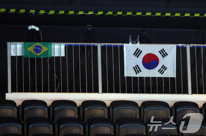 [사진] 경영 경기장 관중석에 벌써 붙은 태극기