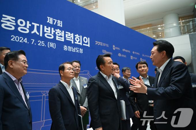 [사진] 김영환 충북지사와 대화 나누는 윤 대통령
