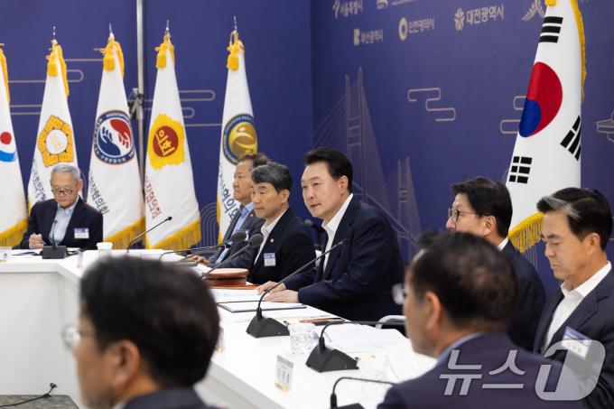 [사진] 회의 주재하는 윤석열 대통령