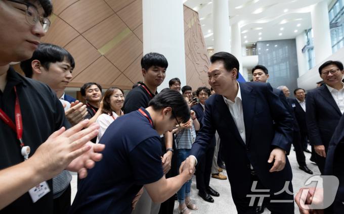 [사진] 충남도청 직원들과 인사 나누는 윤 대통령