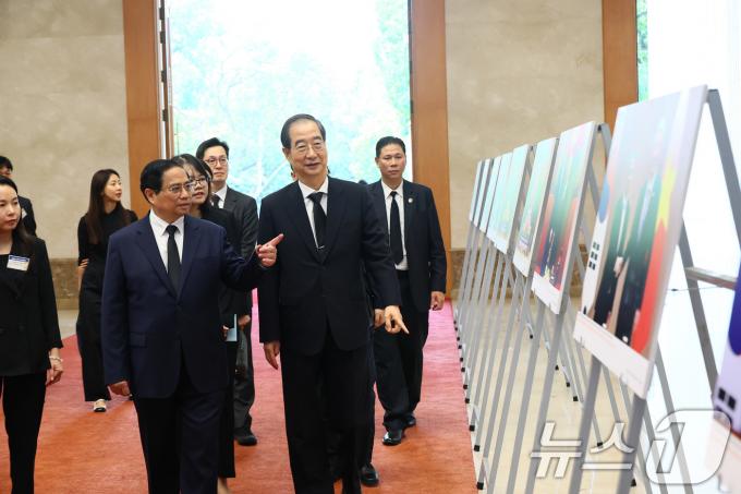 [사진] 한·베트남 사진 살펴보는 한덕수 총리