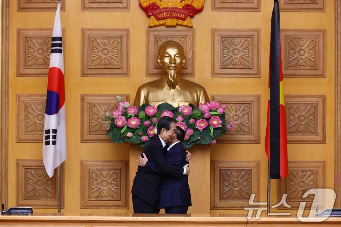 [사진] 인사 나누는 한덕수·팜 민 찐 총리