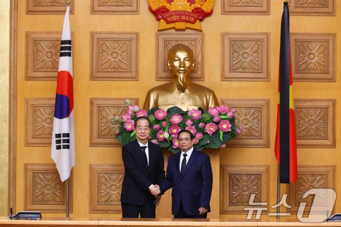 [사진] 기념 촬영하는 한덕수 총리