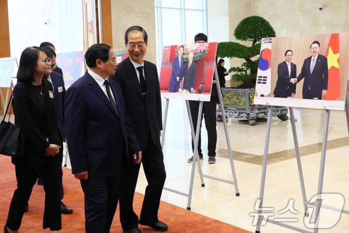 [사진] 면담 전 한·베트남 사진 살펴보는 한덕수 총리