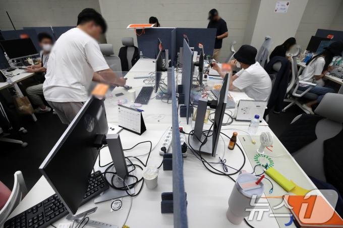 [사진] 컴퓨터 본체 없는 티몬 사무실