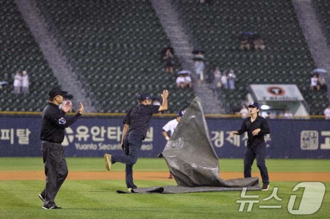 [사진] 그라운드에 깔리는 방수포