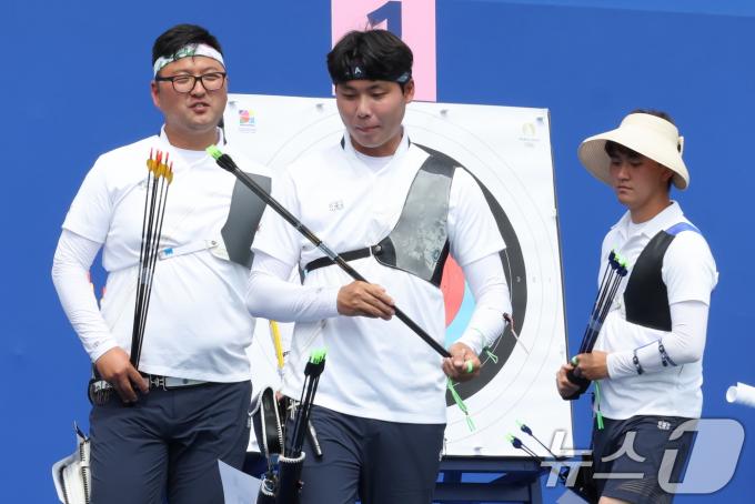 [사진] 점수 확인하는 男 양궁 대표팀