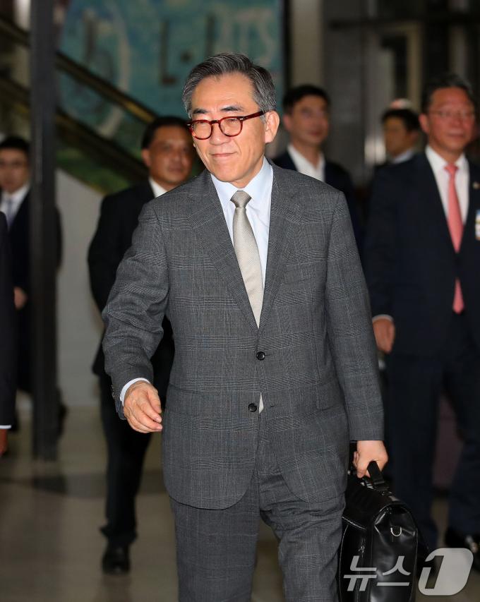 [사진] 환한 얼굴로 비엔티안 도착하는 조태열 외교장관
