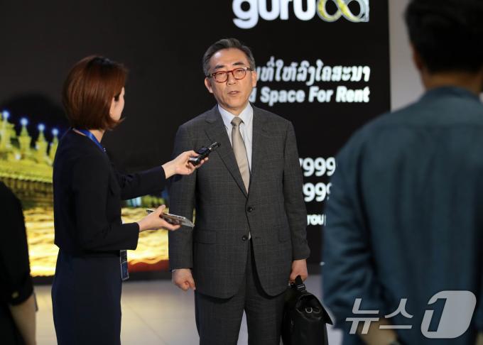 [사진] 조태열 외교장관, 비엔티안 국제공항서 도어스테핑