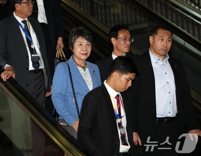 [사진] 비엔티안 국제공항 도착하는 日 외무상