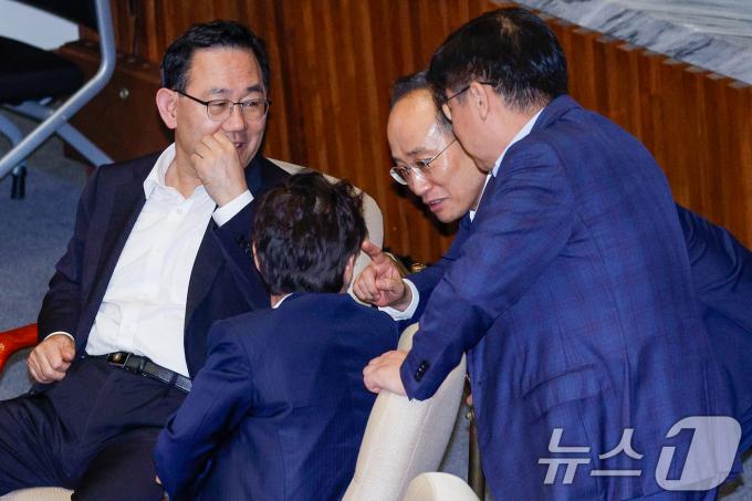 [사진] 의원들과 대화하는 추경호