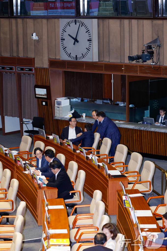 [사진] 밤 10시에도 계속되는 무제한 토론