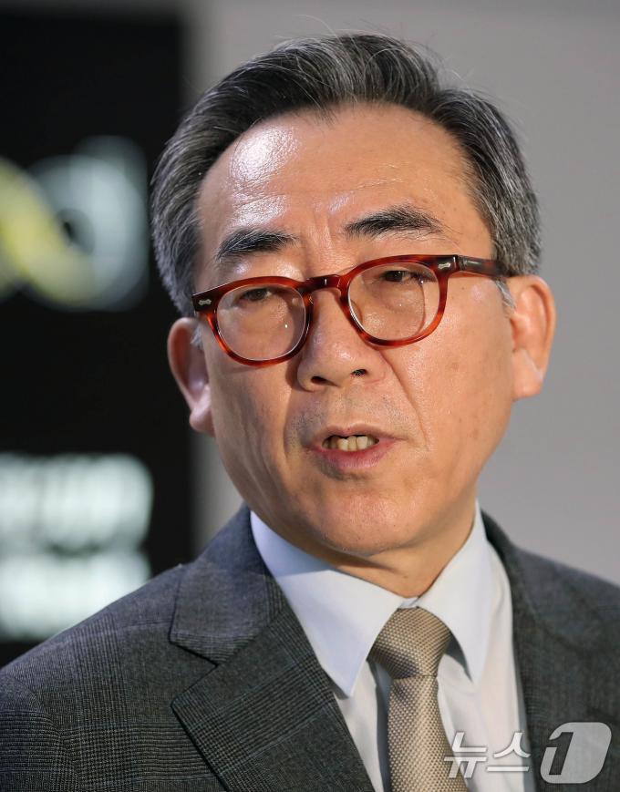 [사진] 질문에 답하는 조태열 외교장관