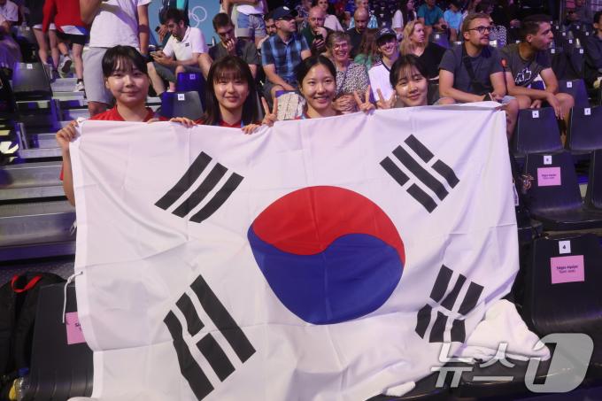 [사진] 파리에서 펼쳐진 태극기
