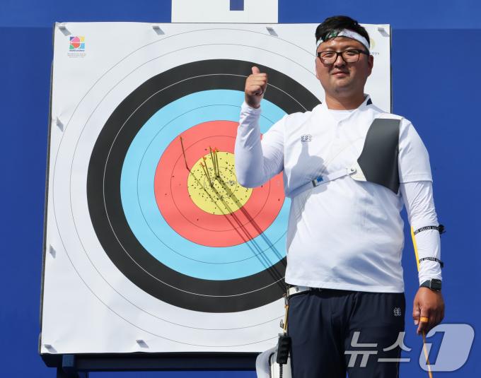 [사진] 김우진 '시작부터 기분 좋은 성적'