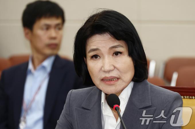 이진숙 방송통신위원장 후보자가 25일 오전 서울 여의도 국회 과학기술정보방송통신위원회에서 열린 인사청문회에서 노조 와해 공작을 도모했다는 의혹과 관련한 MBC 용역 계약서에 대한 이훈기 의원의 질의에 답변하고 있다. 2024.7.25/뉴스1 ⓒ News1 김민지 기자