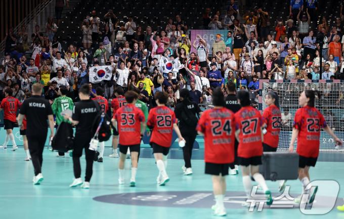 [사진] 뜨거운 응원 받는 대한민국 여자 핸드볼