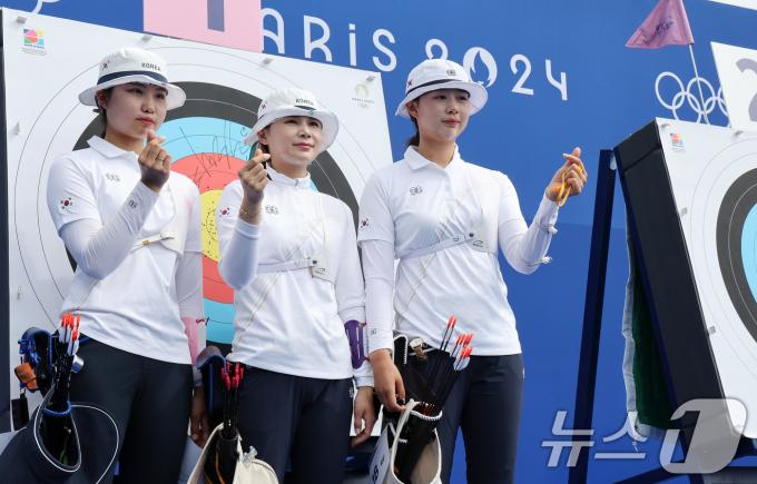 2024 파리올림픽 대한민국 양궁대표팀 임시현(오른쪽부터)과 남수현, 전훈영이 25일(한국시간) 프랑스 파리 레쟁발리드에서 열린 여자 개인 랭킹 라운드에서 3명의 점수를 합산해 매기는 랭킹라운드에 2046점을 세우며 올림픽 신기록 달성, 과녁 앞에서 기념촬영 하고 있다. 2024.7.25/뉴스1 ⓒ News1 이동해 기자