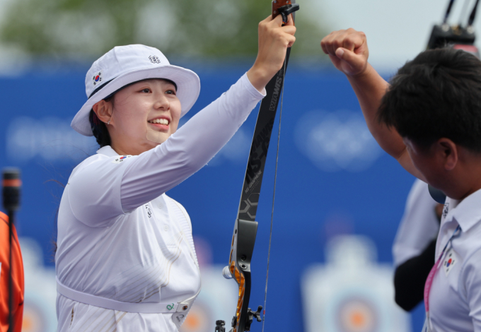 한국 여자 양궁 임시현이 2024 파리하계올림픽 여자 개인전 랭킹라운드에서 총 694점으로 세계 신기록을 세우며 1위를 차지했다. 사진은 임시현이 포즈를 취하는 모습. /사진=뉴시스
