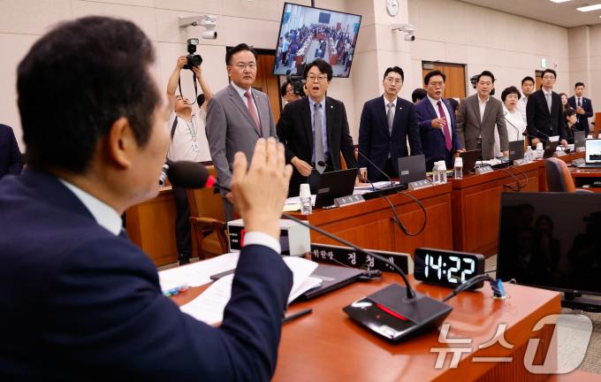지난 19일 오후 서울 여의도 국회 법제사법위원회에서 열린 '윤석열 대통령 탄핵소추안 즉각 발의 요청에 관한 청원 관련 1차 청문회'에서 정청래 위원장이 곽규택 국민의힘 의원을 향해 