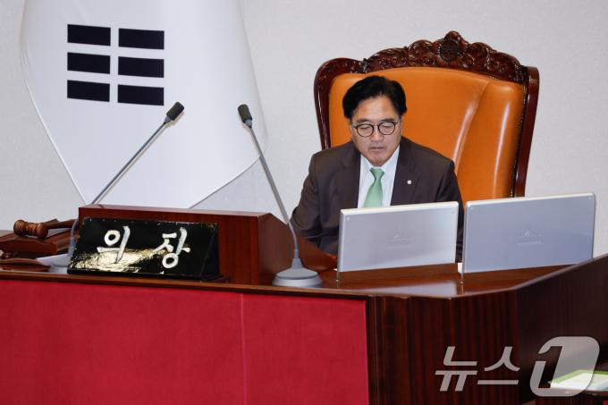 우원식 국회의장이 25일 오후 10시쯤 서울 여의도 국회에서 방통위법(방송통신위원회의 설치 및 운영에 관한 법률 일부개정법률안)에 반대하는 최형두 국민의힘 의원의 무제한 토론(필리버스터)을 듣고 있다. 2024.7.25/뉴스1 ⓒ News1 안은나 기자