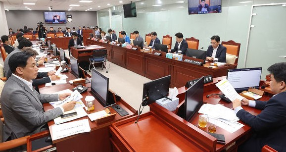 경기도지사 비서실장, 도의회 업무보고 불출석을 놓고 경기도와 도의회가 갈등을 빚고 있다. 경기도의회 의회운영위원회 회의 모습 사진제공=경기도의회