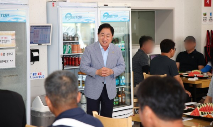 주광덕 남양주시장이 25일 읍면동 환경미화원 49명을 초청해 오찬 간담회를 갖고 있다. / 사진제공=남양주시
