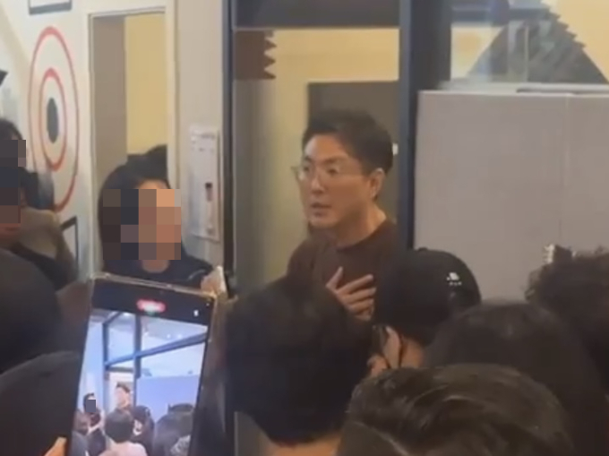 티몬 본부장급 인사가 26일 새벽 서울 강남구 신사동 티몬 신사옥을 찾아 환불 지연에 대해 사과하고 자금이 마련되는 대로 환불하겠다고 약속했다. 권도완 티몬 운영사업본부장이 이날 오전 1시쯤 티몬 신사옥에서 피해자들에게 사과하고 상황을 설명하고 있다. /사진=티몬 피해자 오픈채팅방