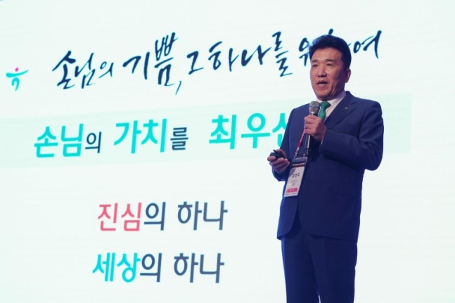 함영주 하나금융지주 회장이 11일 '2024 한경협 최고경영자(CEO) 제주하계포럼'에서 강연하고 있다./사진=하나금융