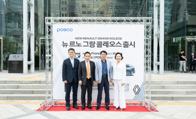 송대호 포스코 자동차강판판매그룹장, 황재섭 르노코리아 영업 및 네트워크 총괄 전무, 홍영진 르노코리아 구매본부장, 서유란 포스코 자동차소재마케팅실장이 25일 서울 포스코센터 정문 스퀘어가든에서 '뉴 르노 그랑 콜레오스' 공동 프로모션 행사 기념촬영을 하고 있다. /사진=포스코